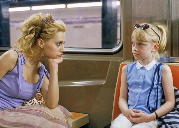 Dakota Fanning w filmie "Dziewczyny z wyższych sfer" (2003)