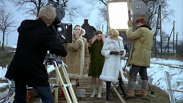 Film Andrzeja Wajdy "Wszystko na sprzedaż" był oryginalnym hołdem złożonym Zbigniewowi Cybulskiemu, który w styczniu 1967 roku tragicznie zginął wskakując do pociągu. W obrazie Wajdy "Wszystko na sprzedaż" nieobecny bohater, znany aktor, ginie... wyskakując z pociągu. Premiera filmu odbyła się 28 stycznia 1969 roku.