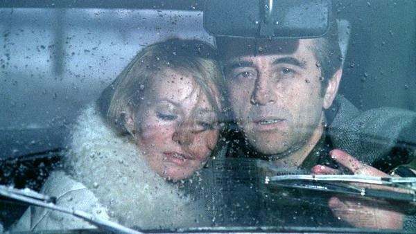 Tytuł tego filmu podsunął Andrzejowi Wajdzie widok indyjskiego żebraka wyprzedającego swój skromny dobytek: "Pomyślałem wtedy, że chciałbym, gdy będę już żegnał się z kinem, zrobić taki film: oto sprzedaję wszystko, co mi się przez te lata uzbierało, ogłaszam wyprzedaż". Na zdjęciu: Elżbieta Czyżewska i Andrzej Łapicki w filmie "Wszystko na sprzedaż".