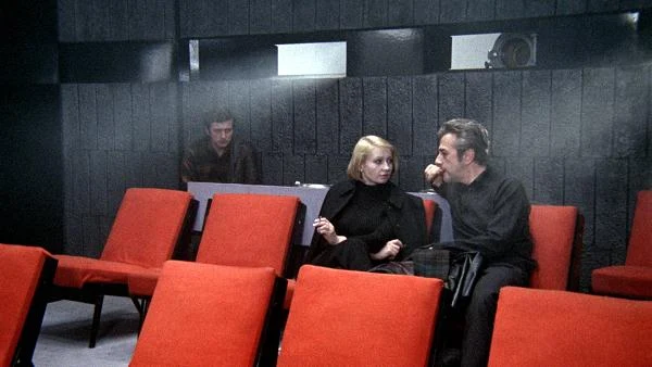 Akcja filmu została skonstruowana wokół motywu poszukiwań zaginionego bez wieści aktora, który nie zjawił się na planie. W trakcie tych poszukiwań do szukających dociera wiadomość, że aktor zginał, wyskakując z pędzącego pociągu. Reżyser zastanawia się, co zrobić z nieskończonym filmem... Na zdjęciu: Elżbieta Czyżewska i Andrzej Łapicki w filmie "Wszystko na sprzedaż".