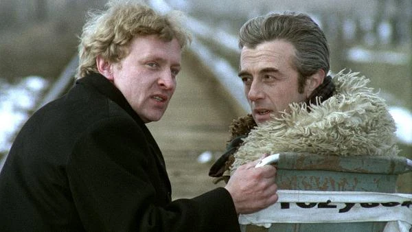 W efekcie powstał "film o ludziach, którzy robią filmy", polskie "Osiem i pół" - nowofalowa spowiedź filmowca szukającego nowych tematów i formy. Na zdjęciu: Andrzej Łapicki w filmie "Wszystko na sprzedaż".