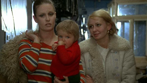 Konieczność opowiedzenia o przyjacielu, stracie, jaką poniosło polskie kino, połączyła się z potrzebą zabrania głosu w sprawie sytuacji w kraju (początek zdjęć zbiegł się z wydarzeniami Marca 68) i chęcią znalezienia odpowiedniego dla osobistej wypowiedzi filmowego języka. Na zdjęciu: Beata Tyszkiewicz i Elżbieta Czyżewska w filmie "Wszystko na sprzedaż".