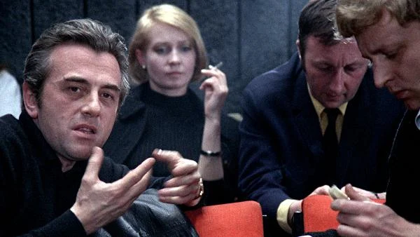 Film "Wszystko na sprzedaż" jest jednym z najciekawszych dzieł autotematycznych w historii europejskiego kina. Jego nieżyjący patroni - Zbyszek Cybulski i Andrzej Wróblewski - to sygnał, że właściwym kierunkiem jest powrót do źródeł. Na zdjęciu: Andrzej Łapicki, Elżbieta Czyżewska i Bogumił Kobiela w filmie "Wszystko na sprzedaż".