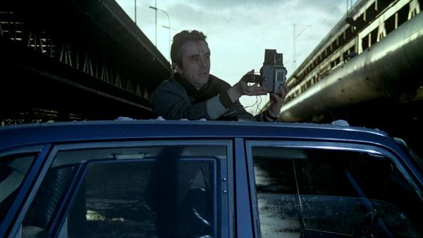 "'Wszystko na sprzedaż' jest filmem o ludziach, którzy robią filmy. Nieprzypadkowo występują pod własnymi imionami. Po co miałbym im dawać inne imiona, skoro każę im mówić od siebie ich własne słowa. Mówią to, co chcą opowiedzieć. Od początku wiedziałem też, kto będzie grał w tej 'wyprzedaży'. Wyłonił się jednak problem, kto ma zagrać, reżysera. Szczerze mówiąc, przez długi czas sądziłem, że sam powinienem grać tę rolę, nie zdecydowałem się jednak na to. Nie jestem aktorem i nawet w części nie zrobiłbym tego tak dobrze jak Andrzej Łapicki" - wspomina Andrzej Wajda.