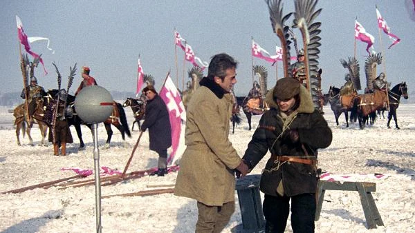 "To jest po prostu film o Andrzeju Wajdzie. Najbardziej osobisty film, jaki od czasu 'Osiem i pół' powstał w kinie artystycznym. Co więcej, odważę się sądzić, że pierwszą intencją Wajdy była rzeczywiście chęć zrobienia filmu o Cybulskim i że dopiero w trakcie realizacji inteligentny reżyser zorientował się, że w istocie, niechcący, robi film o sobie" - napisał w 1969 roku w swej recenzji Krzysztof Mętrak. Na zdjęciu: Andrzej Łapicki w filmie "Wszystko na sprzedaż".