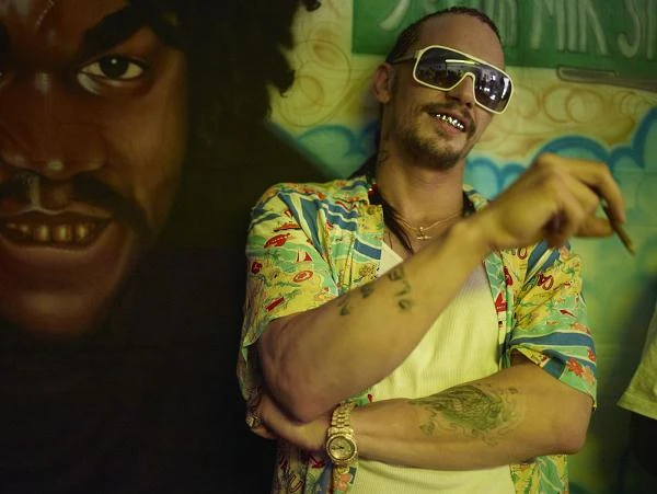 Jednak po krótkim czasie zostają zwolnione z więzienia, ponieważ zostaje uregulowana za nie kaucja. Okazuje się, że stoi za tym Alien (James Franco), handlarz narkotyków i broni.