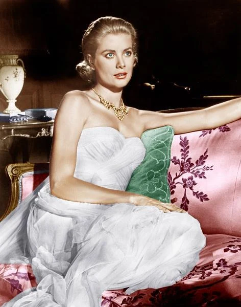 Księżna Monaco? Owszem, ale w pamięci wielu kinomanów Grace Kelly zapisała się jako dystyngowana, pewna siebie i fascynująca mężczyzn kobieta z filmów Hitchcocka. "Ośnieżony wulkan"- tak mistrz suspensu określił typ kobiety granej przez Grace w jego filmach. Kelly wystąpiła w trzech obrazach mistrza suspenu: "M jak morderstwo", "Okno na podwórze" oraz "Złodziej w hotelu". Księżna Monaco? Owszem, ale w pamięci wielu kinomanów Grace Kelly zapisała się jako dystyngowana, pewna siebie i fascynująca mężczyzn kobieta z filmów Hitchcocka. "Ośnieżony wulkan"- tak mistrz suspensu określił typ kobiety granej przez Grace w jego filmach. Kelly wystąpiła w trzech obrazach mistrza suspenu: "M jak morderstwo", "Okno na podwórze" oraz "Złodziej w hotelu".