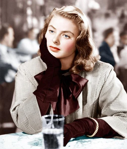 Ważną częścią prywatnego życia Hitchcocka była Ingrid Bergman. Urodzona w Szwecji aktorka grała u niego (m.in. w "Urzeczonej" i "Osławionej" - na zdjęciu), a także przyjaźniła się z nim. Według znajomych aktorki z artystycznego środowiska, brytyjski mistrz suspensu podkochiwał się w Bergman. "Często zapraszał ją i jej męża na kolacje w swoim domu. Ona zdawała się nie dostrzegać adoracji" - opisuje ich relację amerykański portal filmowy IMDb. Romans Bergman z fotografem wojennym Robertem Capą stał się inspiracją dla scenariusza filmu Hitchcocka "Okno na podwórze" (1954). Ważną częścią prywatnego życia Hitchcocka była Ingrid Bergman. Urodzona w Szwecji aktorka grała u niego (m.in. w "Urzeczonej" i "Osławionej" - na zdjęciu), a także przyjaźniła się z nim. Według znajomych aktorki z artystycznego środowiska, brytyjski mistrz suspensu podkochiwał się w Bergman. "Często zapraszał ją i jej męża na kolacje w swoim domu. Ona zdawała się nie dostrzegać adoracji" - opisuje ich relację amerykański portal filmowy IMDb. Romans Bergman z fotografem wojennym Robertem Capą stał się inspiracją dla scenariusza filmu Hitchcocka "Okno na podwórze" (1954).