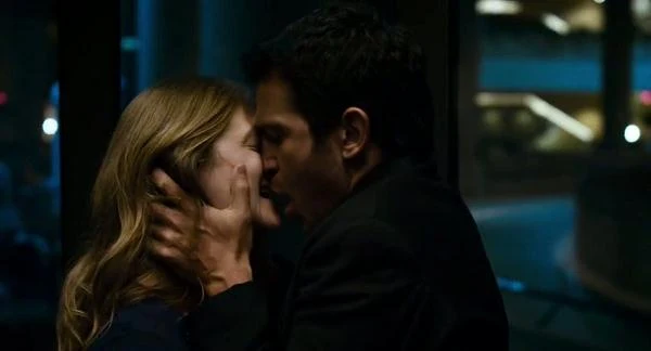 Marin Ireland i Chris Messina w filmie "28 pokoi hotelowych".