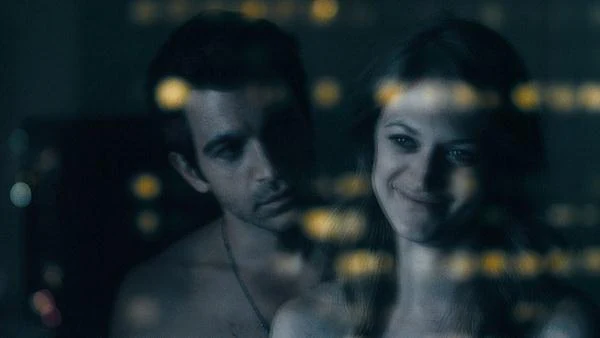 Marin Ireland i Chris Messina w filmie "28 pokoi hotelowych".