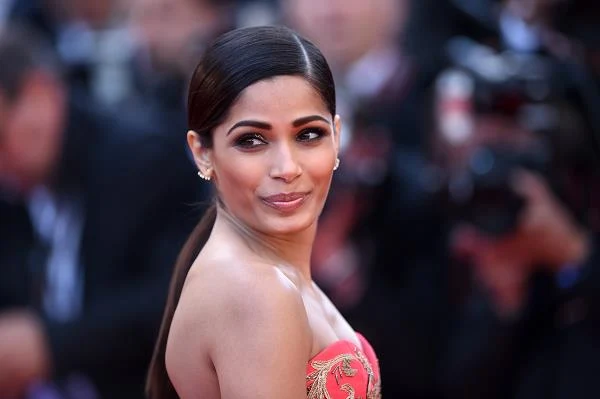 Indyjska aktorka Freida Pinto obchodziła w sobotę, 18 października, 30. urodziny.  Po kinowym debiucie w oscarowym "Slumdogu. Milionerze z ulicy" (2008) mogliśmy ją oglądać m.in. w "Poznasz przystojnego bruneta" Woody'ego Allena, "Trishnie" Michela Winterbotoa oraz w hollywoodzkich superprodukcjach: "Immortals. Bogowie i herosi" i "Genezie planety małp" - fot. Gareth Cattermole