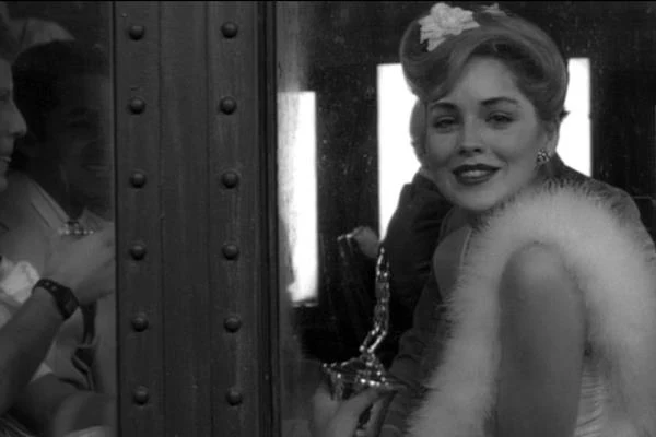 W 1980 roku zadebiutowała - jako "piękna dziewczyna w pociągu" - w filmie "Wspomnienia z gwiezdnego pyłu" w reżyserii Woody'ego Allena. Nie wypowiedziała ani jednego słowa, całowała tylko głównego bohatera, Sandy'ego Batesa (granego przez samego Allena), przez szybę wagonu.