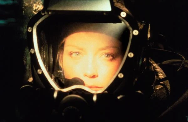 W 1998 roku aktorka wcieliła się w doktor Elizabeth Halperin w "Kuli", niezbyt udanym thrillerze science-fiction Barry'ego Levinsona.