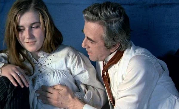 Zapewne nie tylko wielbiciele twórczości Andrzeja Wajdy doskonale pamiętają debiut pani Ewy (wówczas młodziutkiej studentki warszawskiej szkoły teatralnej) w roli panny młodej w filmowej wersji "Wesela". Zagrała doskonale. Wydawało się, że jej aktorska przyszłość rysuje się w różowych barwach.