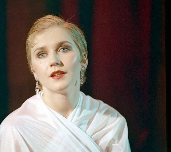 Ewa Ziętek ma również na koncie występ w telewizyjnym serialu "Kariera Nikodema Dyzmy". W pamiętnej produkcji z Romanem Wilhelmim w tytułowej roli aktorka zagrała damę z towarzystwa o imieniu Halszka.