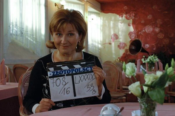 W serialu "Złotopolscy" Ewa Ziętek występuje od początku trwania produkcji. Wciela się w niej w postać prowadzącej luskusową restaurację Marty, żony komendanta posterunku policji na Dworcu Centralnym - Wiesława (Paweł Wawrzecki).