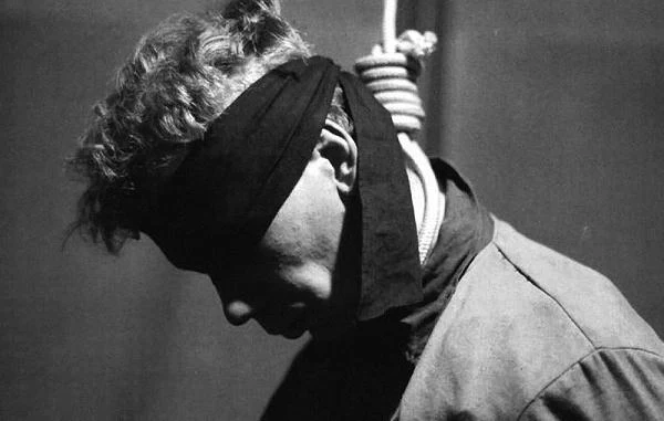 W maju 1987 roku "Krótki film o zabijaniu" zaprezentowano w konkursie głównym Międzynarodowego Festiwalu Filmowego w Cannes. Film odniósł duży sukces, choć nie wszyscy wytrzymali do końca projekcji. "Podczas tej sceny [egzekucji - przyp.red.] rozległy się okrzyki: 'Dosyć, dosyć'. Potem znany amerykański aktor Chuck Norris powiedział nam: 'Zabiłem w filmach kilku facetów, ale żeby w taki sposób...'" - wspominała Irena Strzałkowska ze Studia Filmowego "Tor".