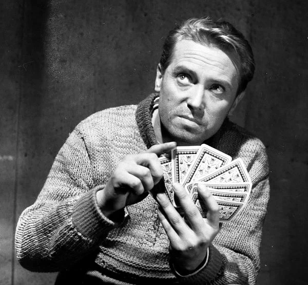 W dramacie psychologicznym Wandy Jakubowskiej "Spotkania w mroku" Karewicz zagrał dużą rolę Dominika, Polaka na robotach w Niemczech. Film opowiadał historię polskiej pianistki (Zofia Słaboszowska), której tournee po Niemczech Zachodnich wywołuje wspomnienia jej przymusowej pracy w Rzeszy podczas wojny.