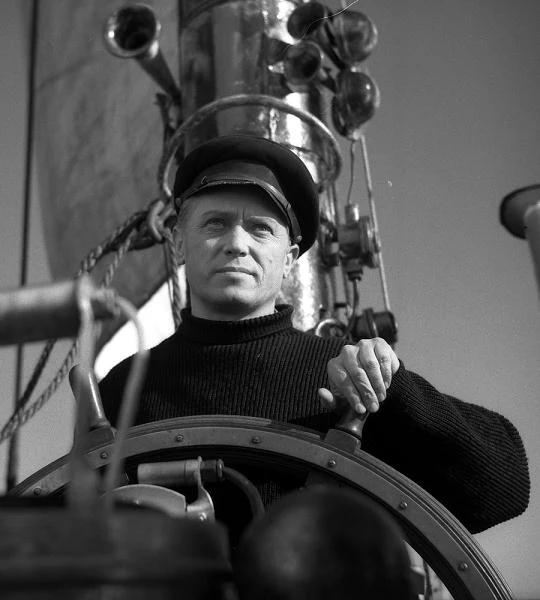 W dramacie "Yokmok" Karewicz zagrał byłego oficera marynarki: który po wojnie szukając spokoju ukrywa swą przeszłość, co budzi nieufność władz; prawdziwa wartość bohatera ujawnia się w momencie zagrożenia budowanego właśnie falochronu.