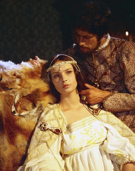 Akcja filmu Janusza Majewskiego rozpoczyna się po śmierci królowej. Od 25 maja do 24 czerwca 1551 roku kondukt pogrzebowy przemieszcza się z Krakowa do Wilna, gdzie zgodnie z jej ostatnią wolą pochowana będzie Radziwiłłówna. Zygmunt August wraz z towarzyszącym mu orszakiem podąża za karawanem, a w czasie tej podróży wspomina chwile, które spędził z Barbarą. Akcja filmu Janusza Majewskiego rozpoczyna się po śmierci królowej. Od 25 maja do 24 czerwca 1551 roku kondukt pogrzebowy przemieszcza się z Krakowa do Wilna, gdzie zgodnie z jej ostatnią wolą pochowana będzie Radziwiłłówna. Zygmunt August wraz z towarzyszącym mu orszakiem podąża za karawanem, a w czasie tej podróży wspomina chwile, które spędził z Barbarą.