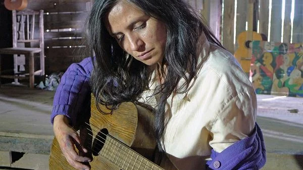 Francisca Gavilán w filmie "Violeta poszła do nieba"