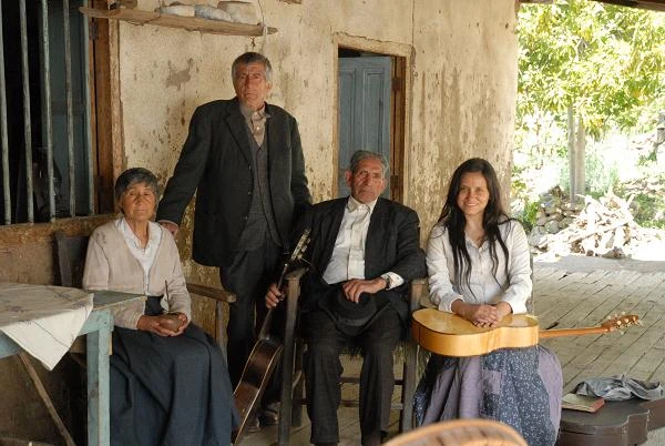 Francisca Gavilán (P) w filmie "Violeta poszła do nieba"