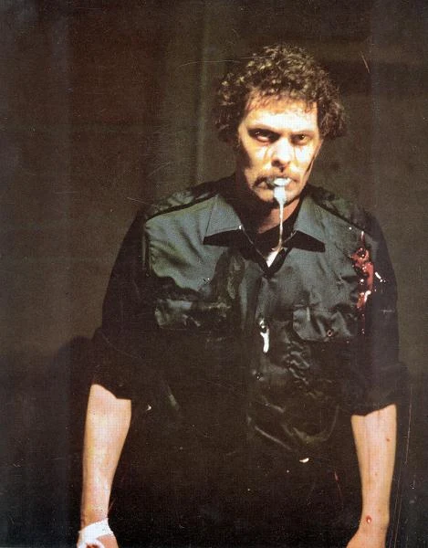 W swoim kolejnym filmie - "Wściekliźnie" (1977) opowiedział historię dziewczyny, której ciało ulega transformacji i stopniowo, przemienia ją we współczesną wampirzycę. Cronenberg stworzył dla swojego dzieła dodatkowy kontekst - ciała na sprzedaż - angażując do głównej roli gwiazdę filmów pornograficznych Marilyn Chambers.