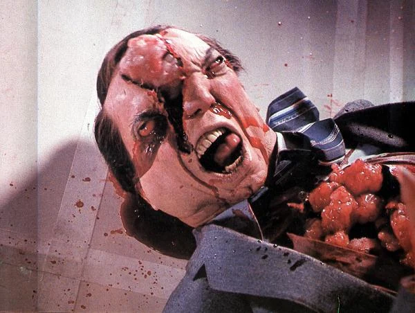 W 1983 r. odbyła się premiera filmu wyróżnionego statuetką w Brukseli podczas Festiwalu Filmów Fantasy i kanadyjską nagrodą Genie - "Videodromu" - filmu nawiązującego do teorii mediów wykształconej przez rodaka Cronenberga - Marshalla McLuhana. Bohaterem jest dziennikarza (James Woods), który pada ofiarą manipulacji pewnego naukowca zafascynowanego technologiami telewizyjnymi. Widzowie zapamiętali scenę, w której do brzucha Woodsa wkładana jest kaseta video, a następnie wyjmowany rewolwer.