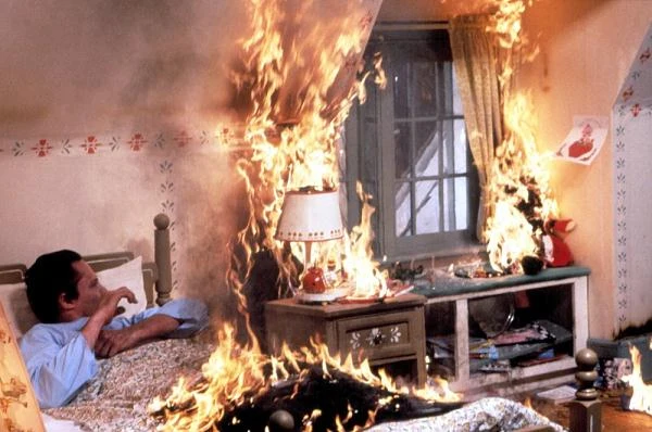 W tym samym roku reżyser zrealizował także chwaloną przez krytykę "Strefę śmierci" według książki Stephena Kinga, którą wyraźnie odszedł od stylistyki horroru. W głównej roli - nauczyciela, który widzi przeszłość i potrafi przewidzieć przyszłość - wystąpił Christopher Walken.