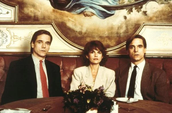 W 1988 roku  Cronenberg zrealizował film "Nierozłączni". Opowieścią o braciach bliźniakach (w podwójnej roli Jeremy Irons) prowadzących wspólny gabinet ginekologiczny i sypiających z tymi samymi kobietami reżyser udowodnił, iż potrafi dokonać na ekranie głębokiej analizy psychologicznej. Film nagrodzono statuetką na Festiwalu Filmowym w Avoriaz, Genie Award oraz nagrodą Stowarzyszenia Krytyków z Los Angeles.