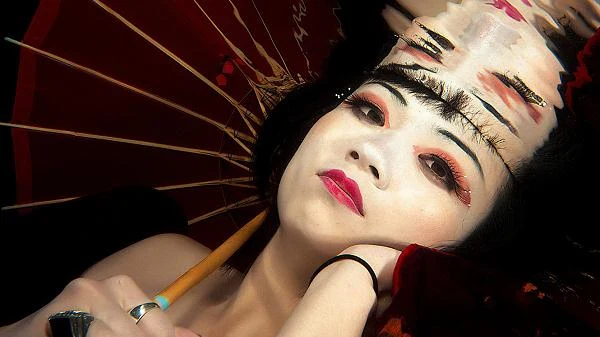 W 1993 r. reżyser powrócił do tematyki związanej z ludzkim ciałem, seksualnością i tożsamością. W "M. Butterfly" opowiedział historię mężczyzny (ponownie Jeremy Irons), który zakochuje się w chińskim śpiewaku operowym, biorąc go za kobietę. Film jednak został przyjęty dość chłodno.