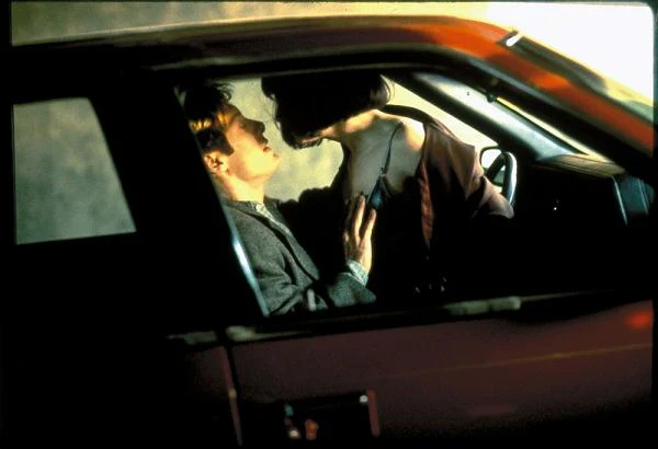 Bohaterami filmu "Crash" (1996) było specyficzne małżeństwo przejawiające dość osobliwe skłonności erotyczne. Okazuje się, że źródłem największego podniecenia sa dla nich wypadki samochodowe. Seks w samochodzie nigdy jeszcze nie był tak niebezpieczny.  Obraz, w którym zagrali James Spader oraz Elias Koteas, wywołał skandal na festiwalu w Cannes. Zdobył tam jednak Nagrodę Jury oraz nominację do Złotej Palmy.