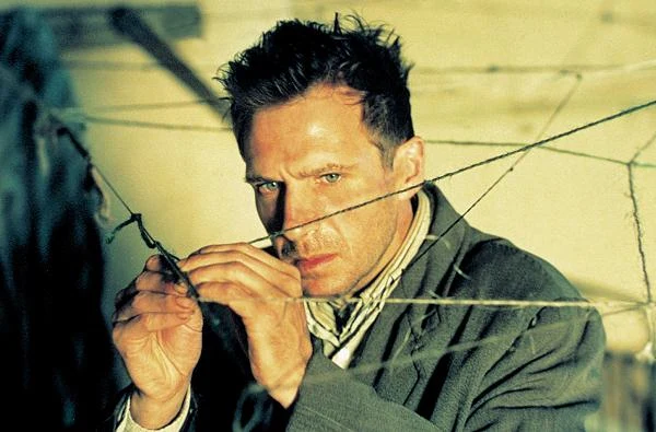 - "Pająk" to surowa psychodrama, której osią jest tajemnica, jaką skrywa ludzki umysł. Jest w niej trochę Samuela Becketta i trochę Zygmunta Freuda" - mówił o filmie z 2002 roku Cronenberg. Główną rolę zatopiony we własnych rojeniach mężczyzny zagrał Ralph Fiennes.