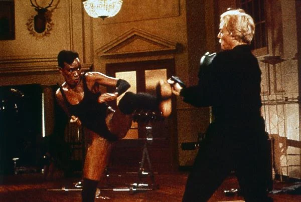 Co sie dzieje, gdy Walken trafia w telewizji na film ze swym udziałem? - Oglądam go przez jakieś dwadzieścia minut, ale w sposób analityczny: sprawdzam, czy sceny, które zagrałem kilkadziesiąt lat temu, przetrzymały próbę czasu - mówi aktor.
- Jest wiele rzeczy, które chciałbym móc zrobić jeszcze raz - dodaje. - Kiedy jednak myślę o całym moim dorobku filmowym, dochodzę do wniosku, że ogólny bilans wychodzi na plus. Co jednak nie zmienia faktu, że do pewnych wydarzeń z przeszłości chciałbym wrócić, żeby coś zmienić lub poprawić (na zdjęciu, z Grace Jones w "Zabójczym widoku")