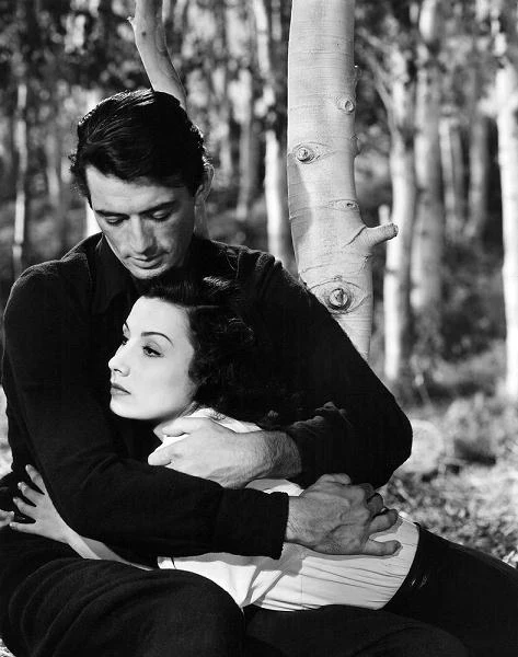 Eldred Gregory Peck urodził się 5 kwietnia 1916 roku w La Jolla, w stanie Kalifornia. Co ciekawe, karierę rozpoczął dopiero w 1942 roku, na deskach Broadwayu. Od tego czasu regularnie występował w teatrze. W filmie zadebiutował dopiero w 1944 roku, gdy pojawił się w obrazie "Days of Glory" (na zdjęciu - z Tatianą Tumanową).
