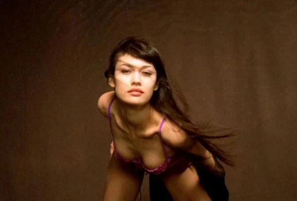 W wieku 16 lat Olga Kurylanko przeprowadziła się do Paryża, gdzie podpisała swój pierwszy kontrakt. Wkrótce jej zdjęcia trafiły na okładki tak prestiżowych magazynów, jak "Elle" czy "Vogue". Po kilku latach Olga biegle posługiwała się już francuskim i angielskim. Bardzo dobrze opanowała też hiszpański.