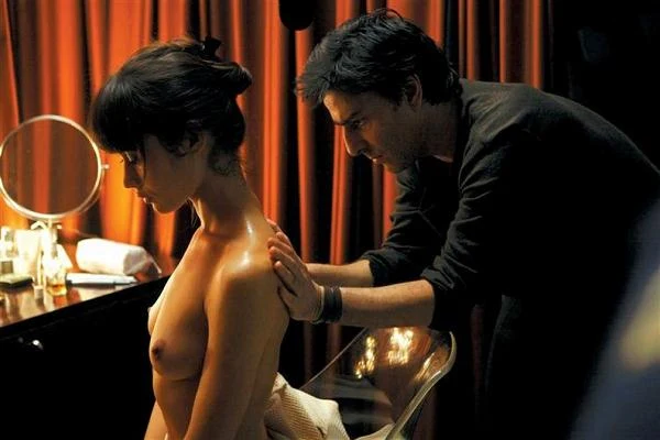 Kiedy Kurylenko ugruntowała już swoją pozycję w świecie modelingu, zdobywając przy okazji francuskie obywatelstwo, zaczęła szukać dla siebie miejsca w przemyśle filmowym nad Sekwaną. W swoim pierwszym filmie, "L'Annulaire" (2005), zagrała pracownicę fabryki napojów, która na skutek wypadku traci opuszek serdecznego palca. Kolejnym obrazem w jej filmografii był francuski thriller "W skórze węża" (na zdjęciu).

