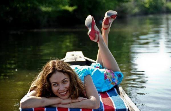 W ukraińskiej produkcji "Znieważona ziemia", której akcja rozgrywa się w cieniu katasfrofy w Czarnobylu, Kurylenko spotkała się na planie z... Andrzejem Chyrą.