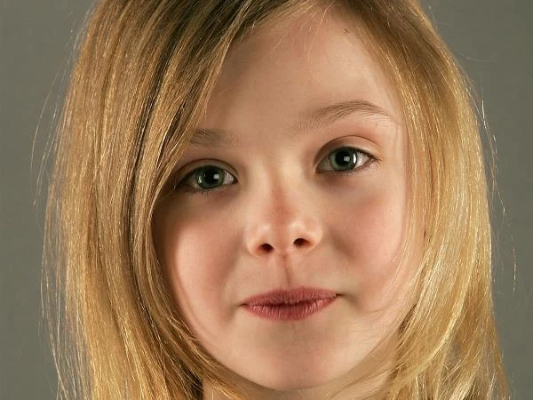 Mary Elle Fanning urodziła się 9 kwietnia 1998 roku w Conyers w stanie Georgia. Pochodzi z bardzo usportowionej rodziny: jej ojciec - Steven J. Fanning - grał zawodowo w baseball, a matka - Heather Joy Arrington - była tenisistką.