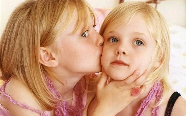 Wbrew temu, zarówno Elle, jak i jej starsza o cztery lata siostra Dakota, zostały aktorkami... Swoją karierę Elle rozpoczęła (mając wówczas zaledwie 2 lata i 8 miesiecy), grając młodszą "wersję" bohaterki, w którą wcielała się właśnie Dakota w "Samie" (2001). Tytułowego bohatera - opóźnionego umysłowo mężczyznę, walczącego w sądzie z opieką społeczną, która chce odebrać mu prawa rodzicielskie do córki - odtwarzał w filmie Jessie Nelson sam Sean Penn.