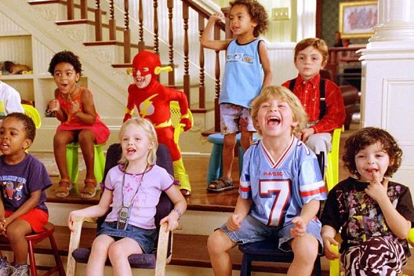 W młodszą wersję postaci granej przez Dakotę Elle wcieliła się także w serialu Wybrańcy obcych". W efekcie pierwszą samodzielną, w pełni niezależną od siostry rolę zagrała "dopiero" w wieku czterech lat w komedii  "Małolaty u taty".