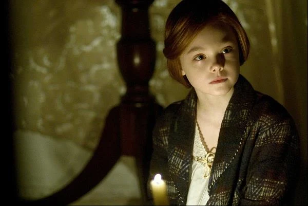 W "Ciekawym przypadku Benjamina Buttona" Davida Finchera znów spotkała się na planie z Pittem i Blanchett. Zagrała młodszą "wersję" bohaterki granej przez tą ostatnią.