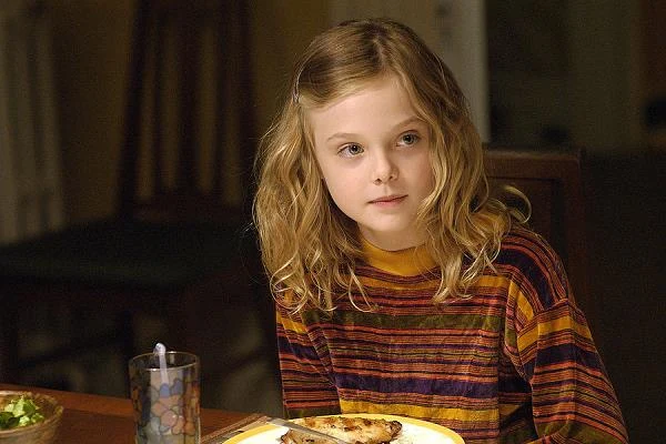 W komediodramacie "W krainie czarów" (2008) aktorka zagrała Phoebe, dziewczynkę żyjącą we własnym magicznym świecie, wolnym od sztywnych zasad, nakazów i zakazów. W jej filmową matkę wcielała się gwiazda "Gotowych na wszystko" Felicity Huffman.