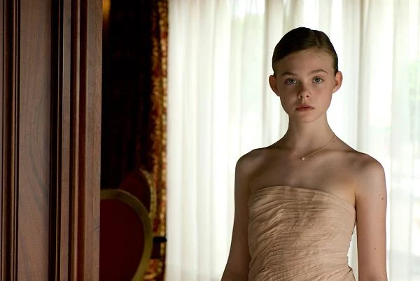 W nagrodzonej Złotym Lwem na festiwalu w Wenecji produkcji Sofii Coppoli "Somewhere. Między miejscami" (2010). Aktorka wcieliła się w niej w Cleo, córkę znanego aktora (granego przez Stephena Dorffa), a przy okazji "wiecznego chłopca", którego świat wywraca się do góry nogami wraz z jej ponownym pojawieniem się w jego życiu. Rok później Elle wystąpiła w filmie "Twixt", tym razem wyreżyserowanym przez ojca Sofii, Francisa Forda Coppolę.