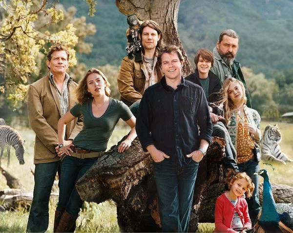 Wraz z pozostałą częścią obsady familijnej produkcji Camerona Crowe'a "Kupiliśmy zoo" (2011).