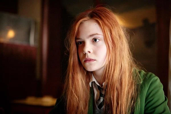 jedna z jej najnowszych kreacji pochodzi z filmu Sally Potter "Ginger And Rosa". Elle zagrała tę pierwszą (w drugą wcieliła się Alice Englert). To osadzona w 1962 roku w Londynie historia dwóch nastolatek, których przyjaźń zostaje wystawiona na próbę pod wpływem pragnienia i woli przetrwania.