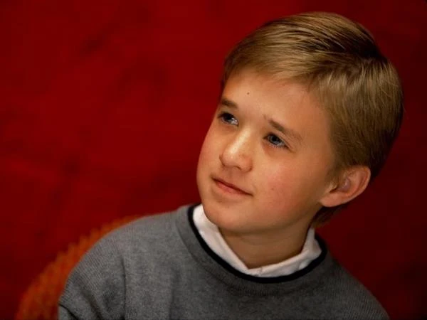 Haley Joel Osment urodził się 10 kwietnia 1988 roku w Los Angeles. Jego ojciec, Eugene, przelał na syna swoje nadzieje związane z aktorstwem i nigdy nie zrealizowane aspiracje zawodowe (sam był niezbyt popularnym aktorem serialowym).