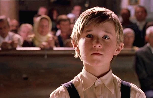 W tym samym roku aktor wystąpił też w polskim filmie w reżyserii Jerzego Bogajewicza "Boże skrawki". Na planie towarzyszyli mu m.in. Willem Dafoe i... Olga Frycz.