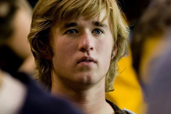 Po występie w "Ostatnim meczu" (2007) Haley Joel Osment zrobił sobie dłuższą przerwę od kina. W międzyczasie zadebiutował m.in. na deskach teatralnych, grając uzależnionego od narkotyków Bobby'ego w adaptacji "American Buffalo" Davida Mameta (spektakl zdjęto z afisza po zaledwie ośmiu przedstawieniach).