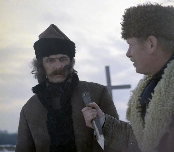 "Piestrak zdaje sobie sprawę z niebezpieczeństw czyhających na realizatora filmu grozy. Konieczne rekwizyty występują wprawdzie w komplecie, łącznie z osikowym kołkiem przebijającym serce wampira, ale nigdy nie są stosowane - jeśli można powiedzieć - same dla siebie. 'Wilczyca' nie jest przecież pastiszem, a chociaż kostiumowy horror określa się jako 'bezpieczna zabawę ze strachem', nikt tym razem nie będzie mrużył oka do publiczności. Całość utrzymana jest konsekwentnie w tonie kameralnego dramatu" - czytamy w sprawozdaniu produkcyjnym pióra Kołodyńskiego.